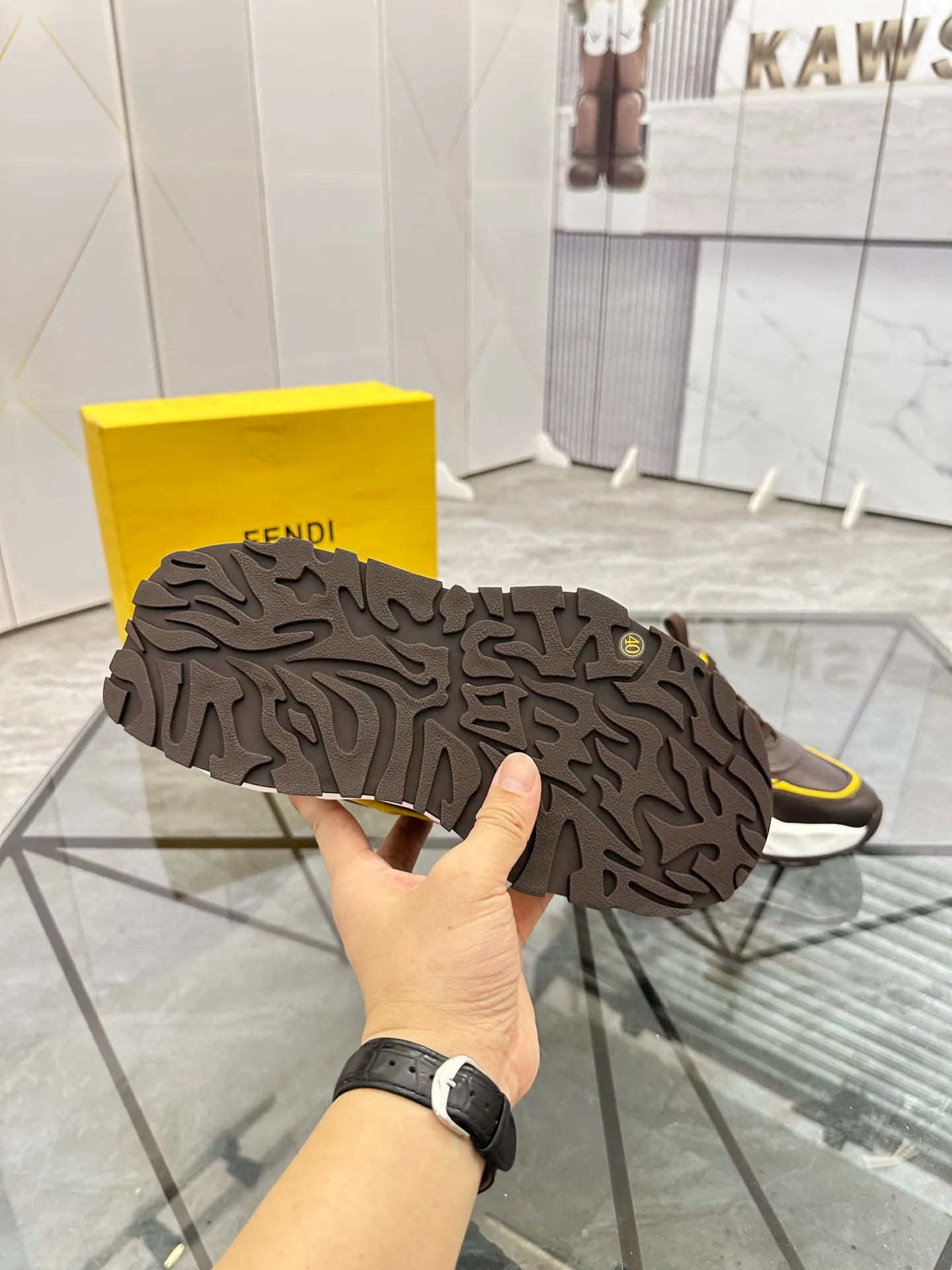 Men's shoes: 💰P580¥ Product trademark: Fendi* "Fendi*" low-top sports shoes Regular size: 39-44 (can be customized to 38.45.46) Product material: imported cowhide upper, breathable lining, original outsole. No.: 0008